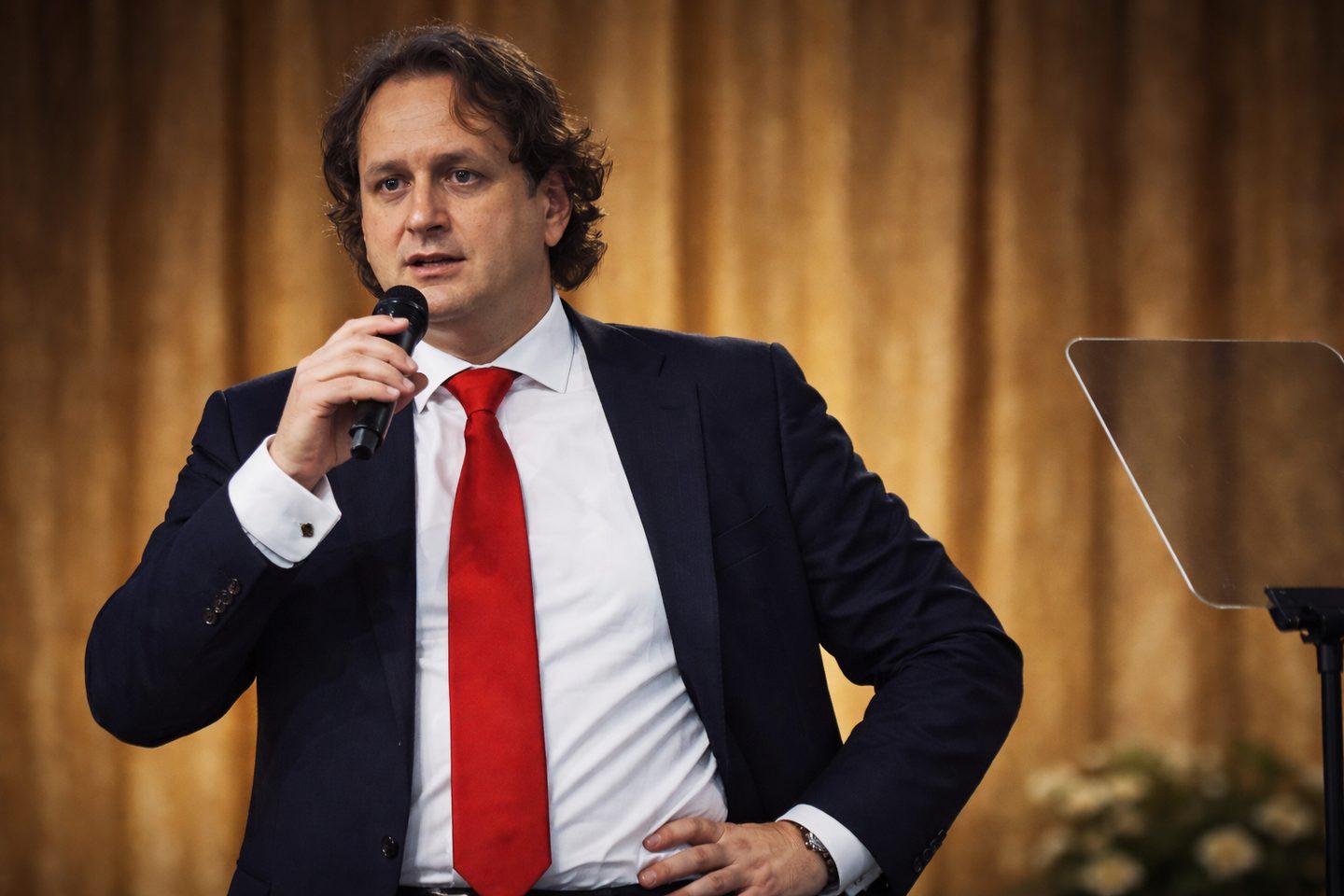 Gianmarco Landi parla al microfono durante una conferenza