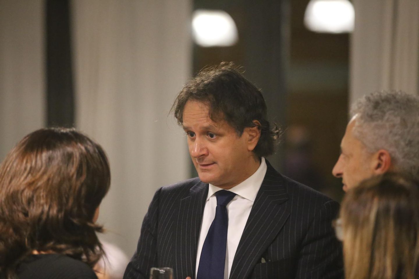 Gianmarco Landi in conversazione con alcune persone del pubblico