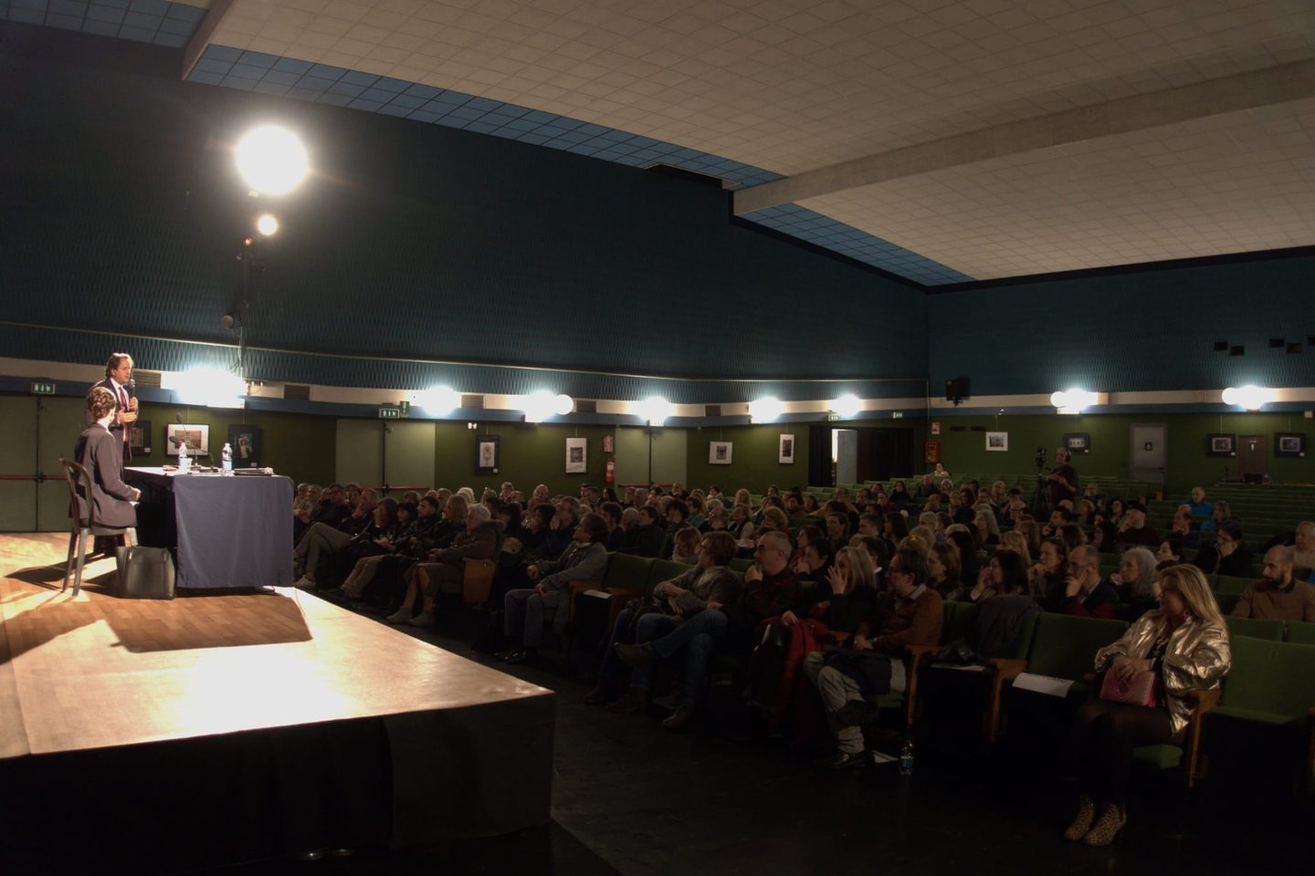 La sala di un incontro vista dal palco, con il pubblico seduto